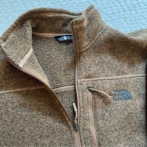 The North Face Men’s Gordon Lyons Heavyweight quarter zip fleece sweater.